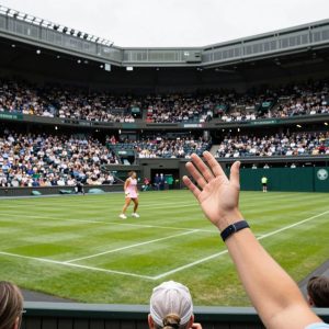 Osaka hạ Sabalenka, chạm tay vào tứ kết Wimbledon